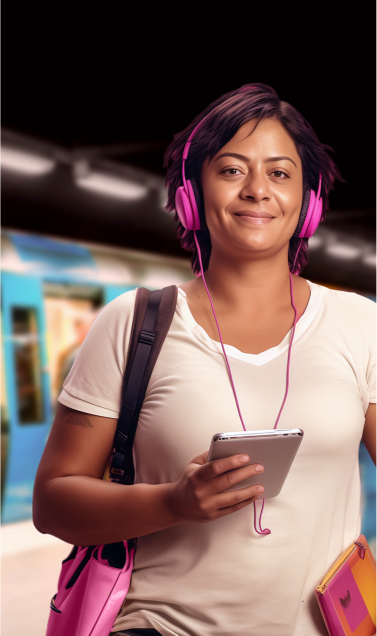 Imagem de uma mulher jovem, de cabelos e lisos andando pela rua durante o dia. Ela está com seu celular na mão, mochila nas costas e o rosto confiante.